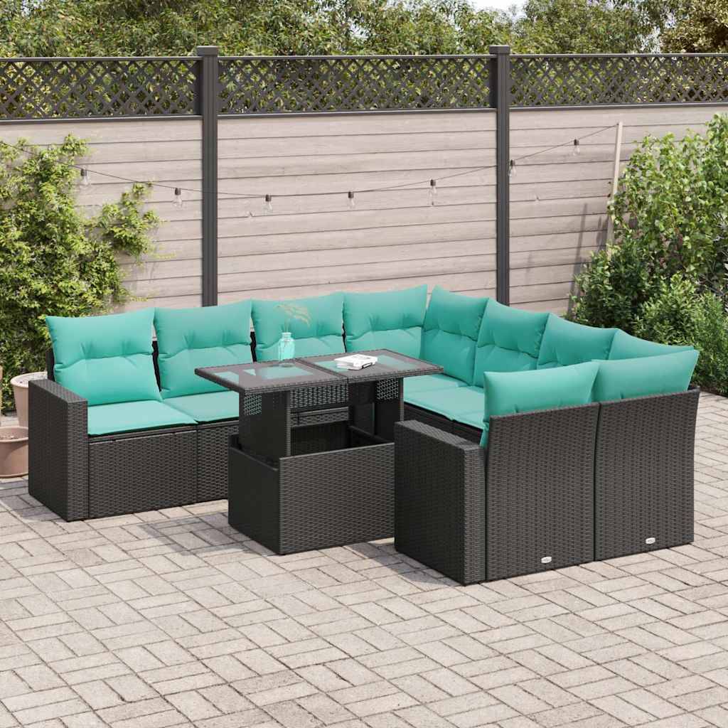Outdoor-Terrassenmöbel-Set mit türkisfarbenen Kissen, dunklem Rattanrahmen. Umfasst ein Sectional-Sofa und einen Couchtisch auf einer gekachelten Terrasse mit Grünflächenbepflanzung.