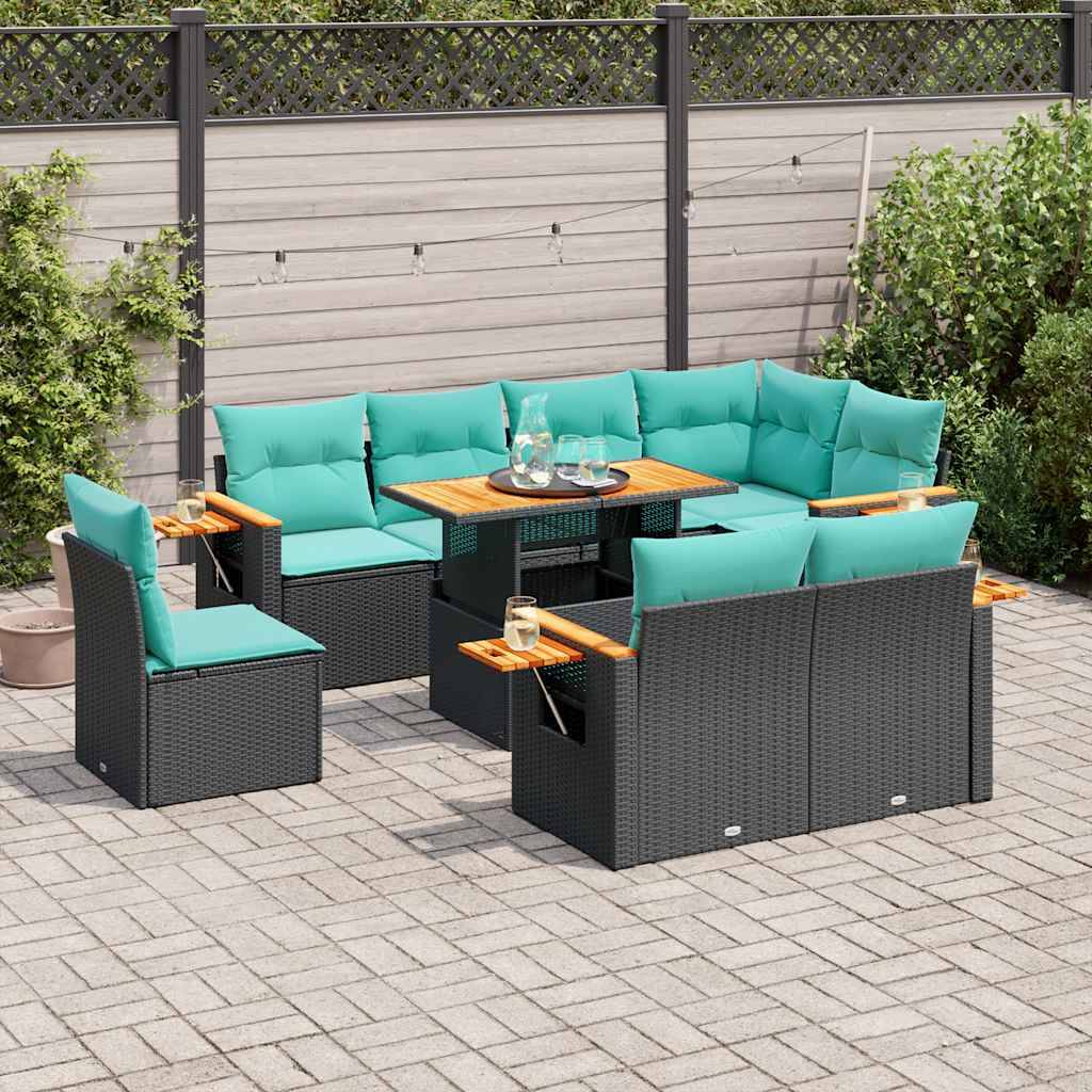 Gartenmöbelset im Freien mit türkisfarbenen Kissen, dunkelm Rattanrahmen und Holzakzenten umfasst eine L-förmiges Sofa, einen Sessel und einen Esstisch auf Steinfliesenbelag.