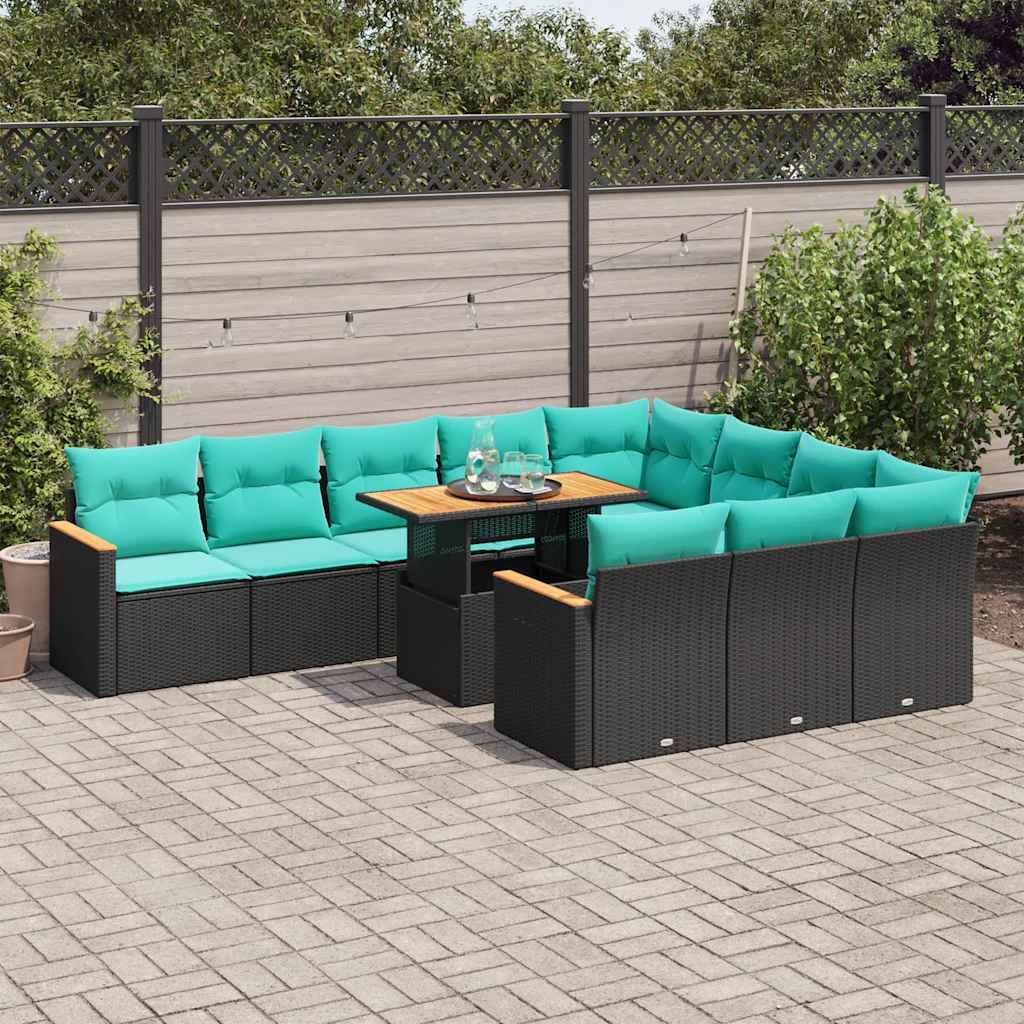 Outdoor-Terrasse mit einem dunklen Polyrattan-Ecksofa in L-Form, türkisfarbenen Kissen und einem kleinen Tisch, alles auf einer Steinfläche aufgestellt.