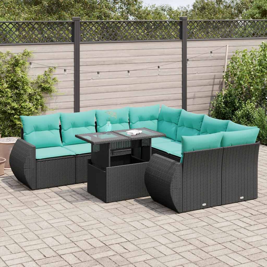 Outdoor-Terrasseneinrichtung mit teal gepolstertem Rattan-Ecksofa um einen zentralen dunklen Rattan-Tisch, umgeben von Grünflächen und einem Holzzaun.