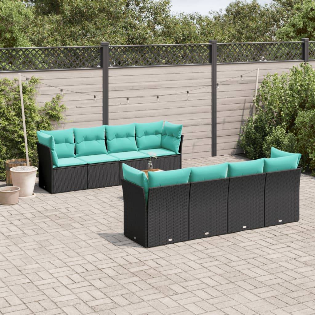 Terrasse im Freien mit Rattan-Ecksofa mit türkisfarbenen Kissen auf einer hellfarbigen Pflasterfläche. Zaun und Grün im Hintergrund.