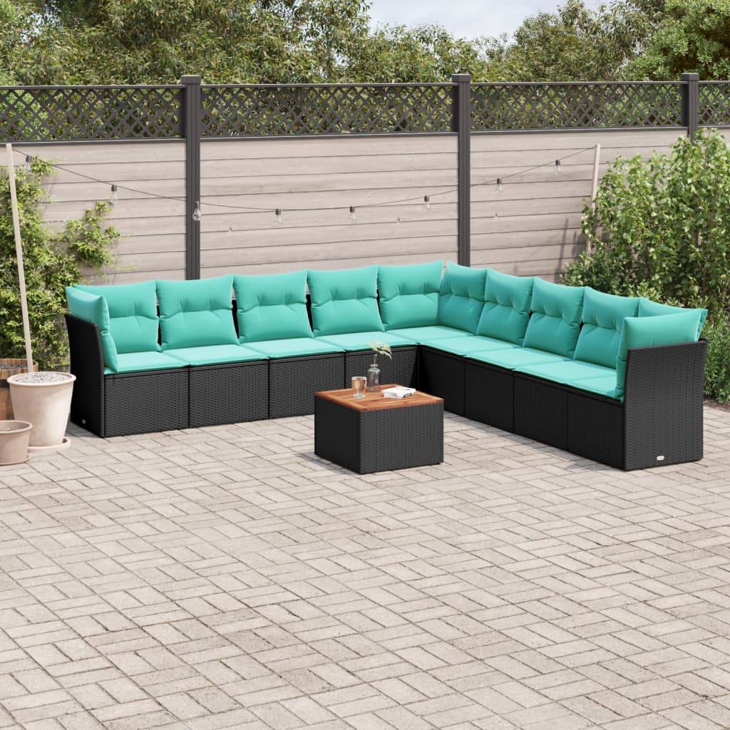 Outdoor-Terrasse mit L-förmigem Korbsofa mit blaugrünen Kissen, einem kleinen Holz-Couchtisch und Topfpflanzen vor einem Sichtschutzzaun.