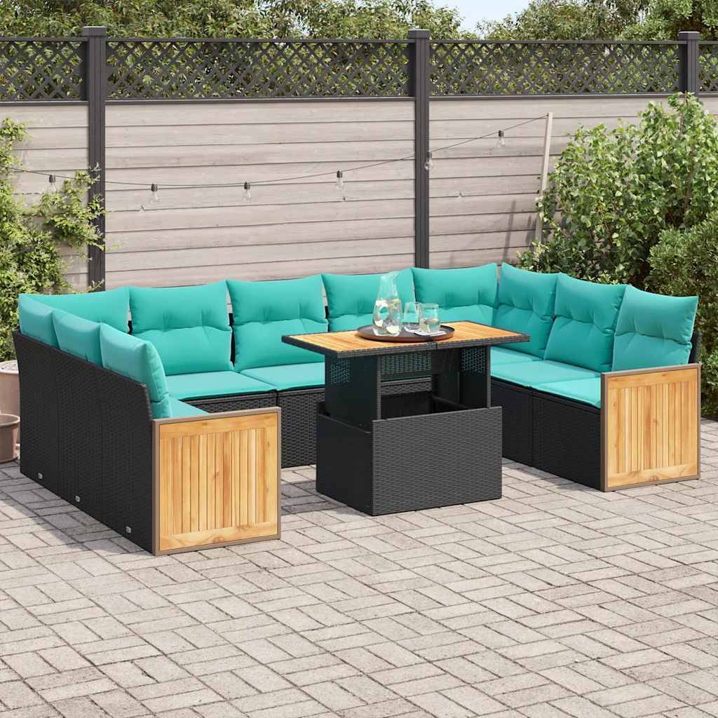 Gartenmöbelset im Freien mit türkisfarbenen Kissen, Holzpaneelen und einem zentralen Tisch auf Steinfliesen. Holzzaun und Grünflächen im Hintergrund.