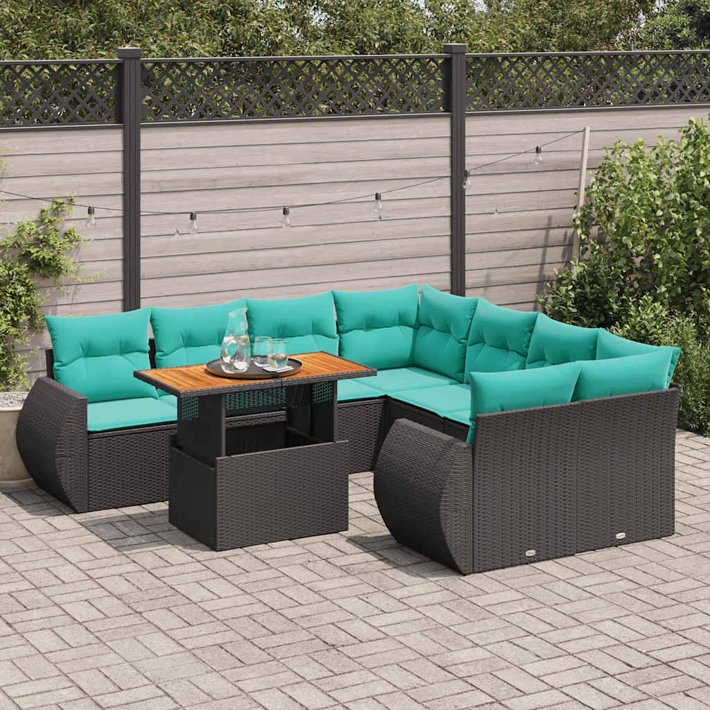 Outdoor-Terrasse mit Rattanmöbeln, ausgestattet mit grünen Kissen und einem zentralen Tisch. Umgeben von einem Zaun mit Kletterpflanzen.