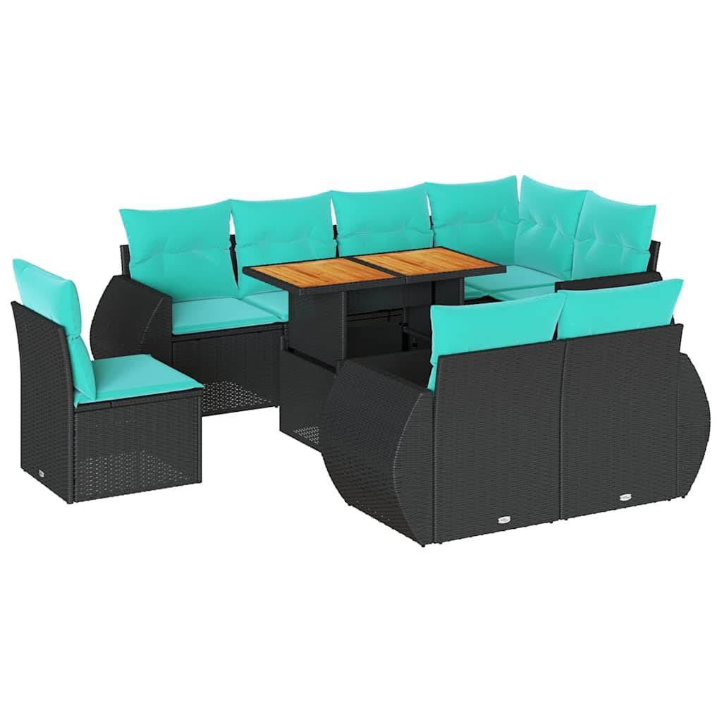 Rattanmöbelset für den Außenbereich mit türkisfarbenen Kissen, bestehend aus einem Schnittsofa, zwei quadratischen Tischen und einem Sessel ohne Armlehnen zur Verwendung auf der Terrasse.