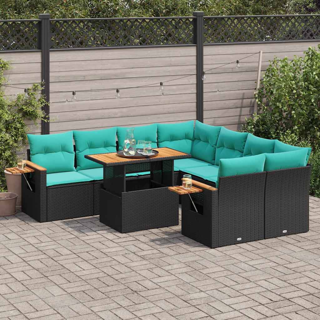 Gartenmöbelset im Freien mit türkisen Kissen auf schwarzen Korbsofas. Ein quadratischer Tisch steht in der Mitte. Holzzaun und Grünflächen im Hintergrund.