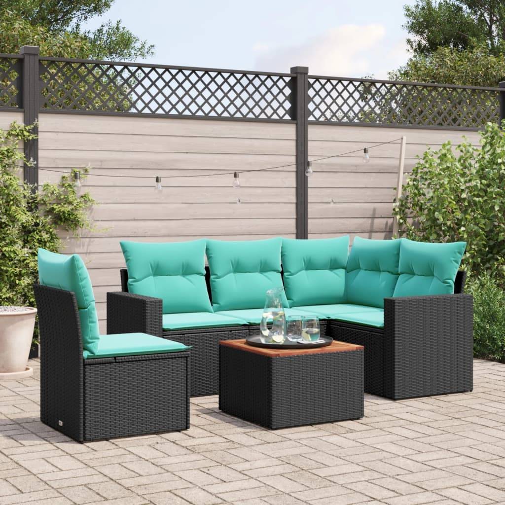 Außenterrasse mit schwarzem Rattan-Sofaset, bestehend aus türkisfarbenen Kissen und einem Holzcouchtisch, auf einem Steinfliesenboden angeordnet.