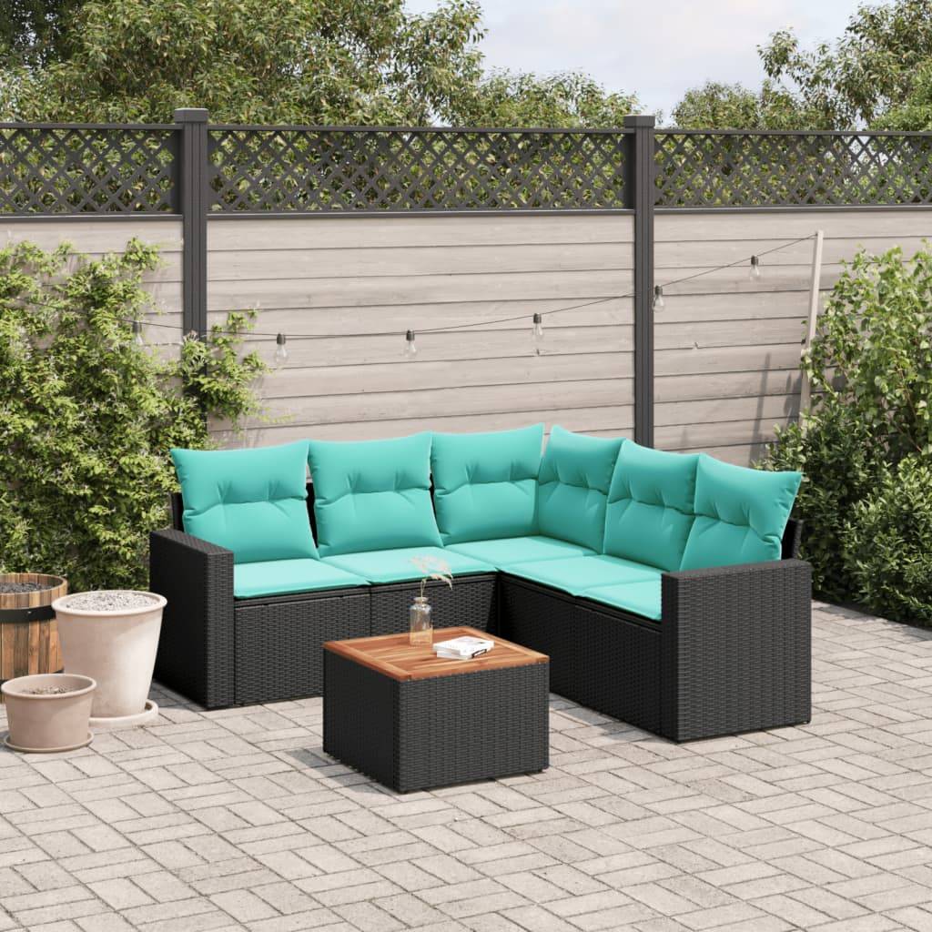 Terrasse im Freien mit türkisfarbenen gepolsterten L-förmigen Sitzgelegenheiten und passendem quadratischen Tisch auf einem Fliesenboden. Holzzaun und Grünflächen im Hintergrund.