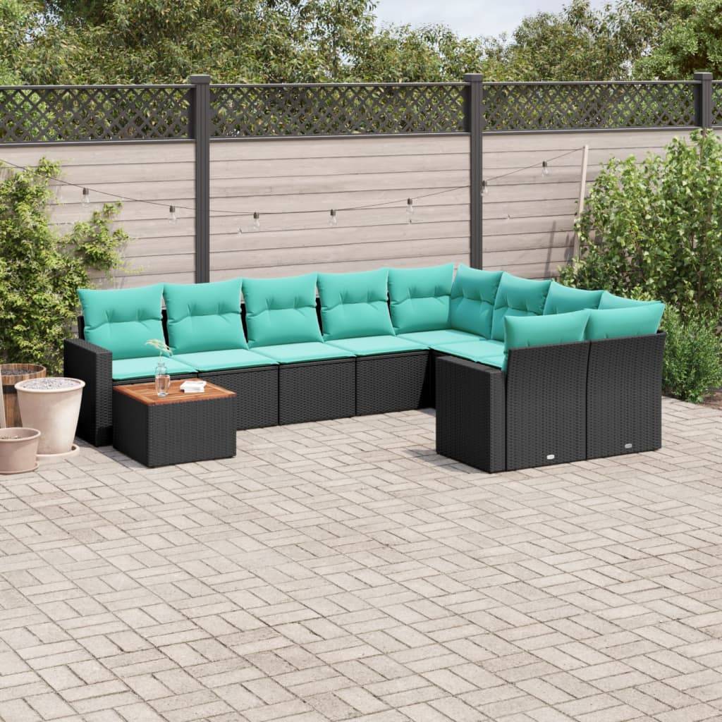 Außenterrasse mit Korbsektionalsofa mit türkisfarbenen Kissen, positioniert auf einer Steinfliesen-Oberfläche. Ein angrenzender Holztisch hält die Dekoration.