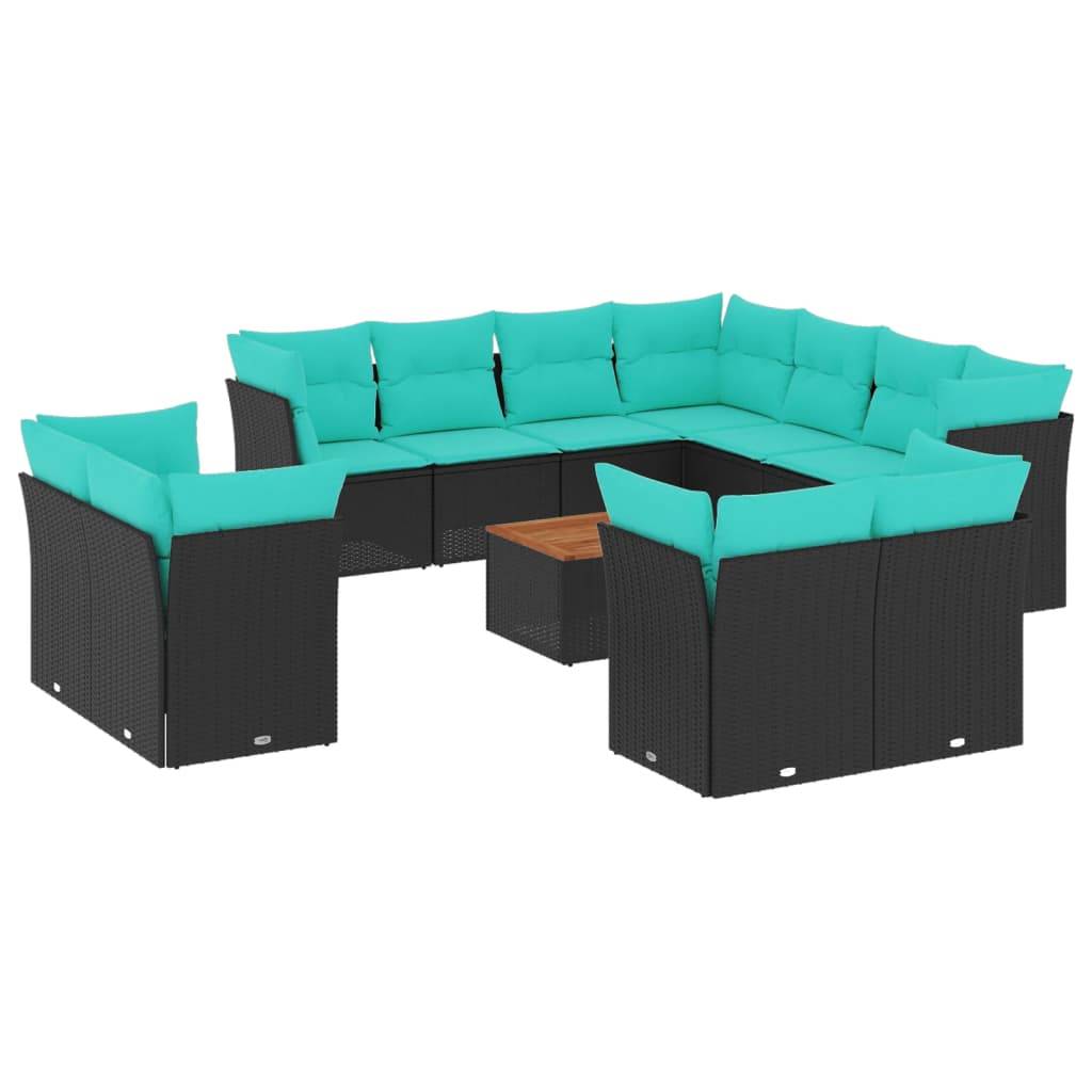 Rattan-Terrassensektional mit türkisfarbenen Kissen und einem kleinen zentralen Holztisch. Geeignet zum entspannten Verweilen im Freien in einer geräumigen Umgebung.