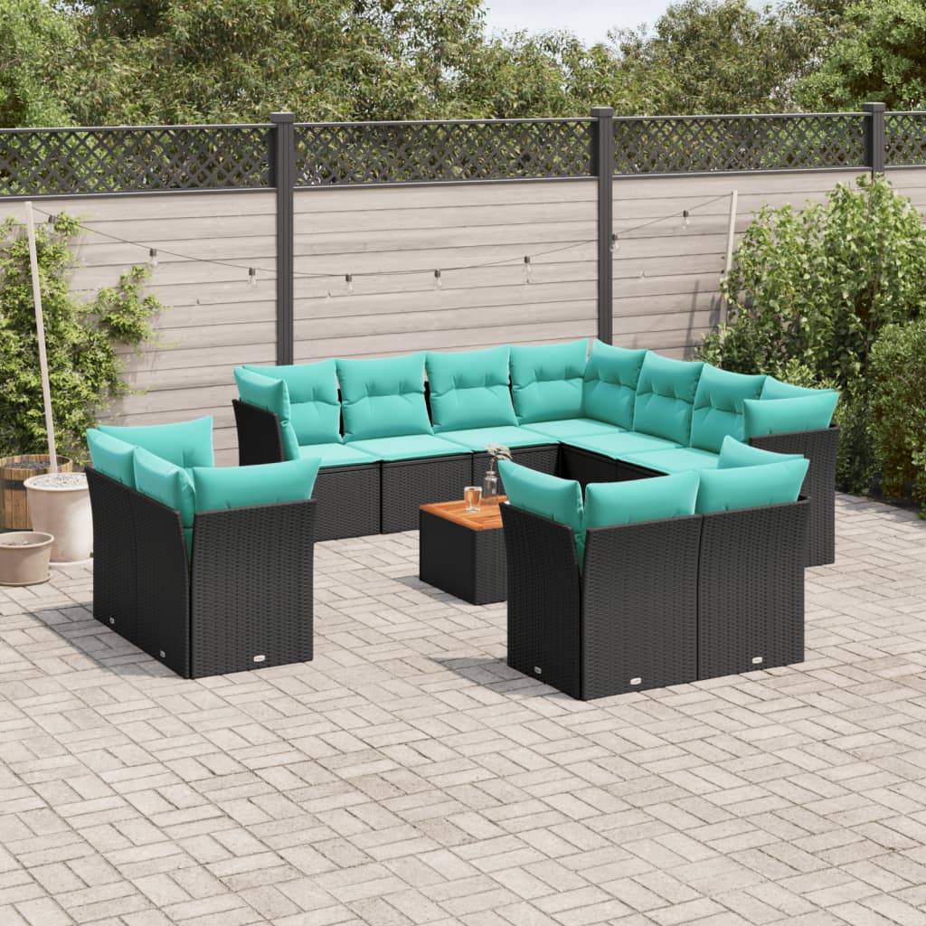 Outdoor-Terrasse mit einem türkisfarbenen Sektionialsofaset, zentral um einen Holztisch angeordnet. Umgeben von Grünflächen und Zaunhintergrund.