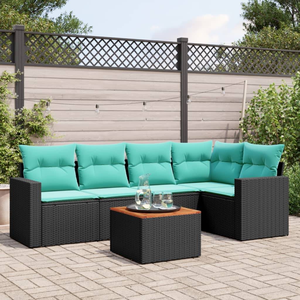 Szene auf einer Außenterrasse mit einem türkis gepolsterten, schwarzen Korbsektionalsofa und einem passenden Tisch, vor einem Hintergrund aus Holzzaun.