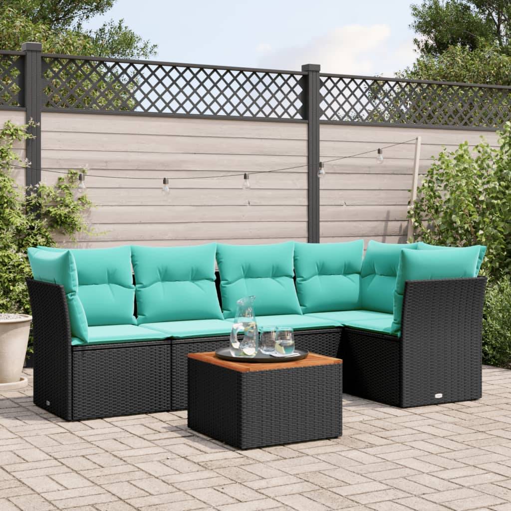 Outdoor-Terrasse mit türkisfarbenem Polster-Ecksofa und Couchtisch auf Fliesenboden, umgeben von Grünflächen und Sichtschutzzaun.