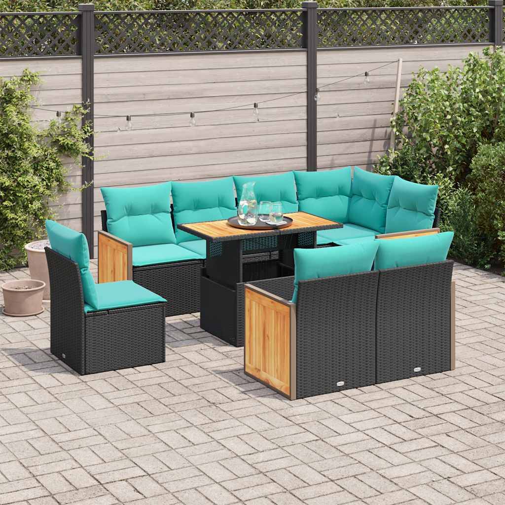 Outdoor-Terrassenmöbel mit türkisfarbenen Kissen, bestehend aus Sitzelementen und einem zentralen Tisch mit Glaswaren, auf einer gekachelten Fläche neben Grünpflanzen.