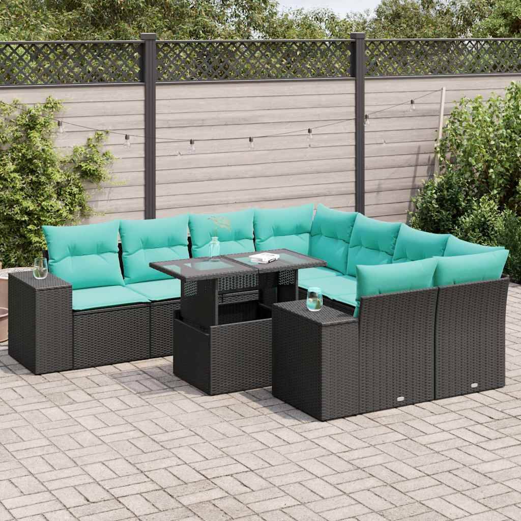 Outdoor-Terrassensatz mit Rattanecksofagarnitur mit blauen Kissen, zentriert um einen rechteckigen Couchtisch. Umgeben von einem eingezäunten Bereich mit Grünflächen, was einen gemütlichen Außenbereich schafft.
