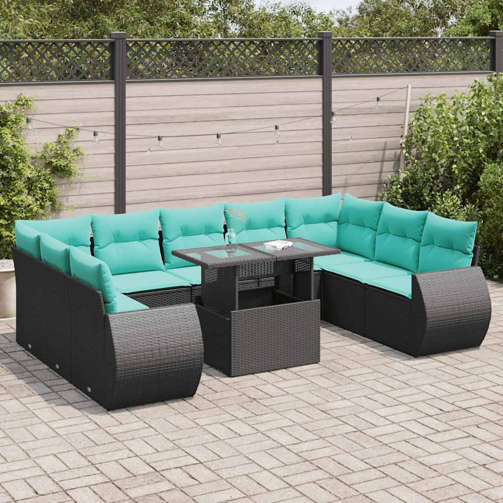Outdoor-Terrassengarnitur mit türkisfarbenen Kissen in L-Form um einen schwarzen Rattantisch angeordnet; Holzzaun und Grünflächen im Hintergrund.
