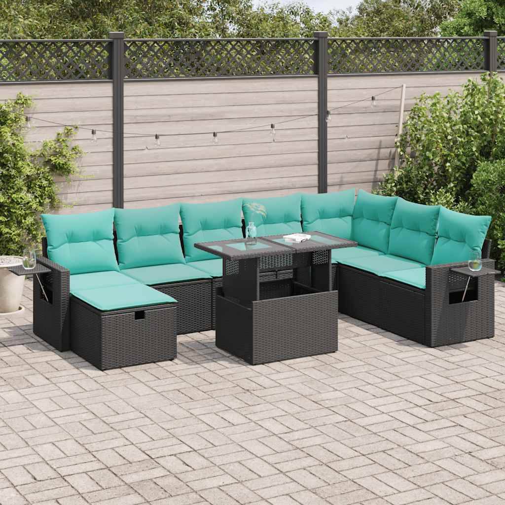 Outdoor-Terrassenmöbel mit türkisfarbenen Kissen bestehen aus einem L-förmigen Sofa, einem rechteckigen Tisch mit Glasplatte und zwei quadratischen Ottomanen auf einer gepflasterten Fläche.