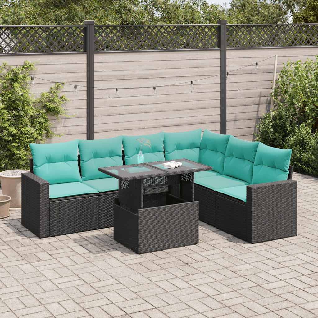 Outdoor-Terrasse mit L-förmigem Rattansofa und blauen Kissen um einen kleinen Tisch. Umgeben von einem Holzzaun und Grünflächen.