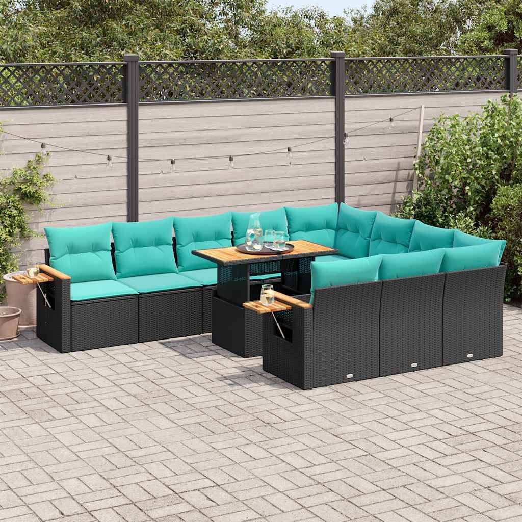 Außenbereich mit einer Eckgarnitur mit türkisfarbenen Kissen, Glastisch und hölzernen Armlehnen, auf einer Terrasse mit Holzzaun.