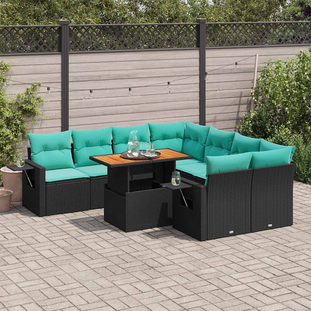 Ein Patio-Sitzbereich mit einem schwarzen Rattan-L-förmigen Sofa, türkisfarbenen Kissen und einem Holztisch, aufgestellt auf einer gekachelten Fläche mit Grünpflanzen.