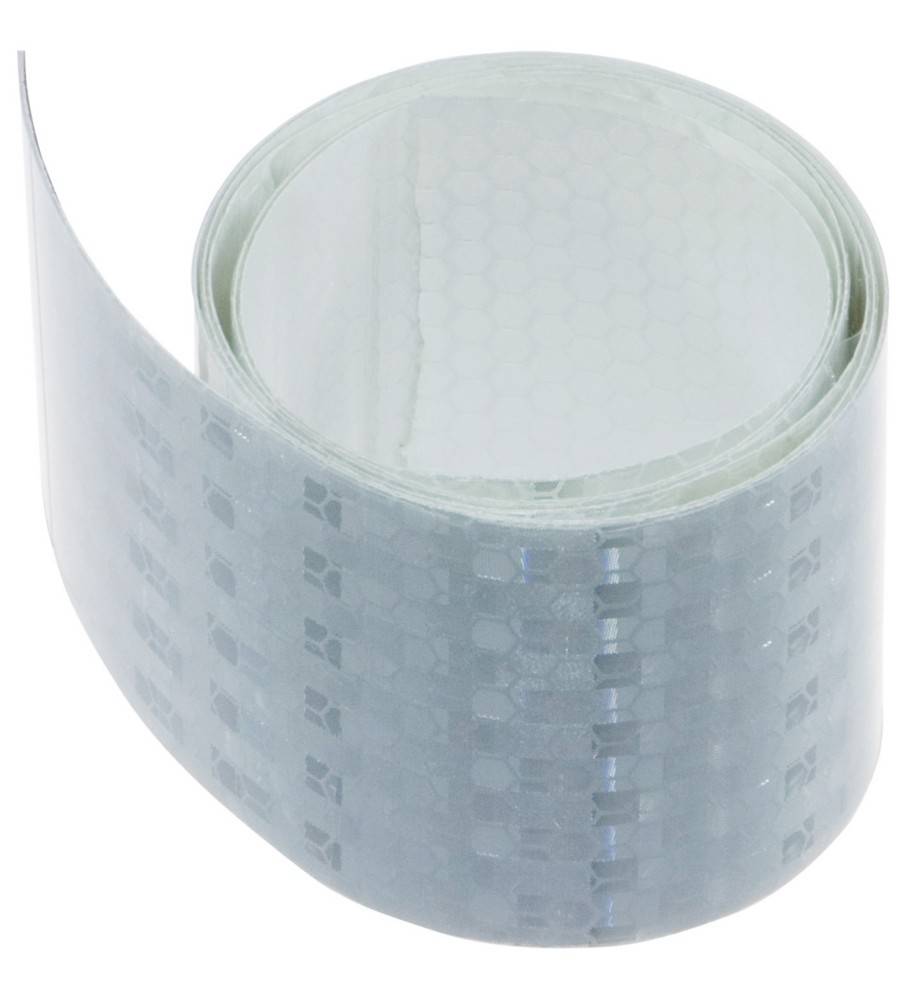 Eine Rolle Reflexionsklebeband, durchscheinend mit einem sechseckigen Muster, verwendet zur Verbesserung der Sichtbarkeit und Sicherheit.