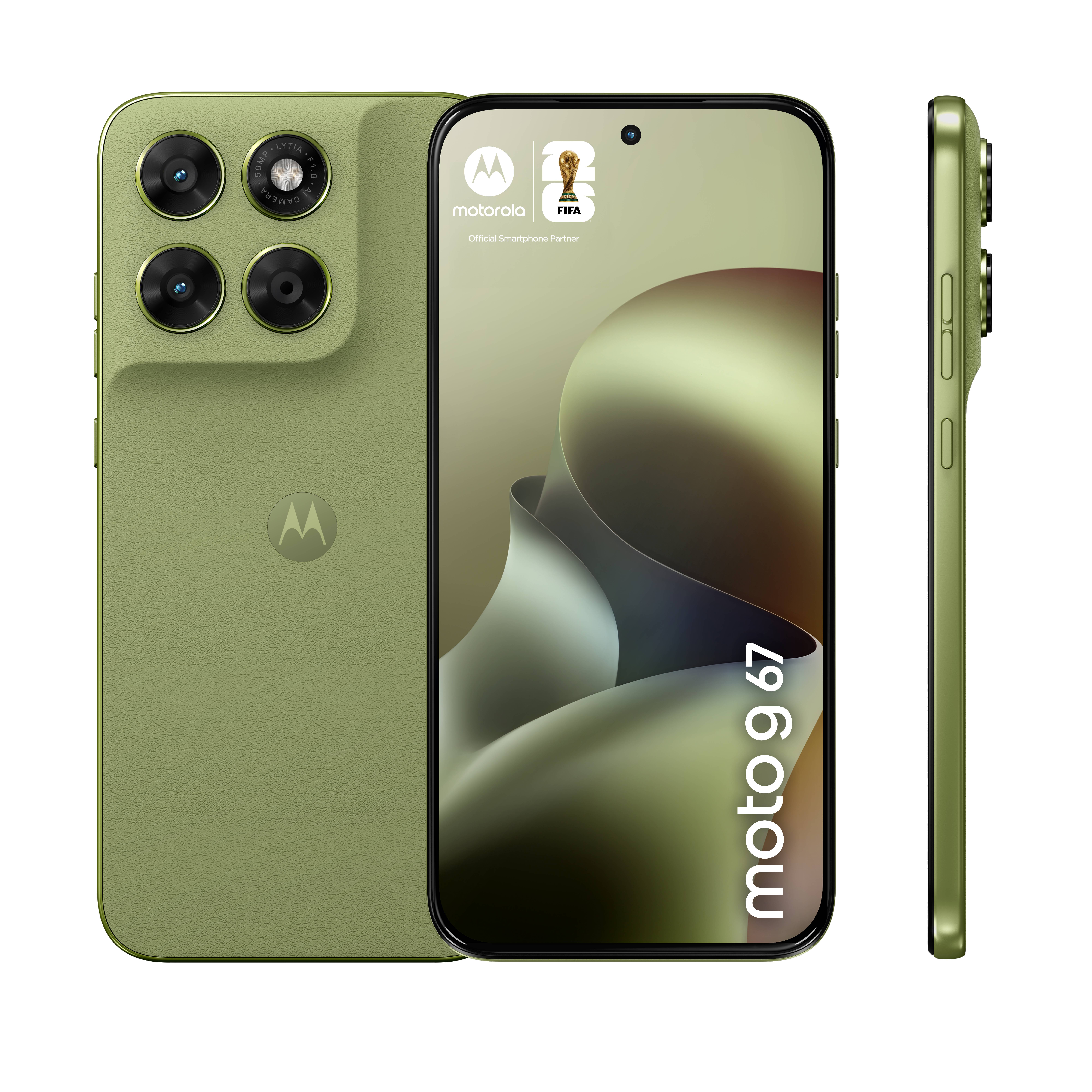 Grünes Motorola Moto G67 Smartphone in Vorder-, Rück- und Seitenansicht auf schwarzem Hintergrund.