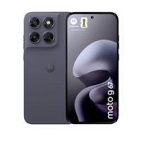 Vorder- und Rückansicht eines dunkelgrauen Motorola-Smartphones mit dreifacher Rückkamera und violettem abstraktem Hintergrund auf dem Bildschirm.