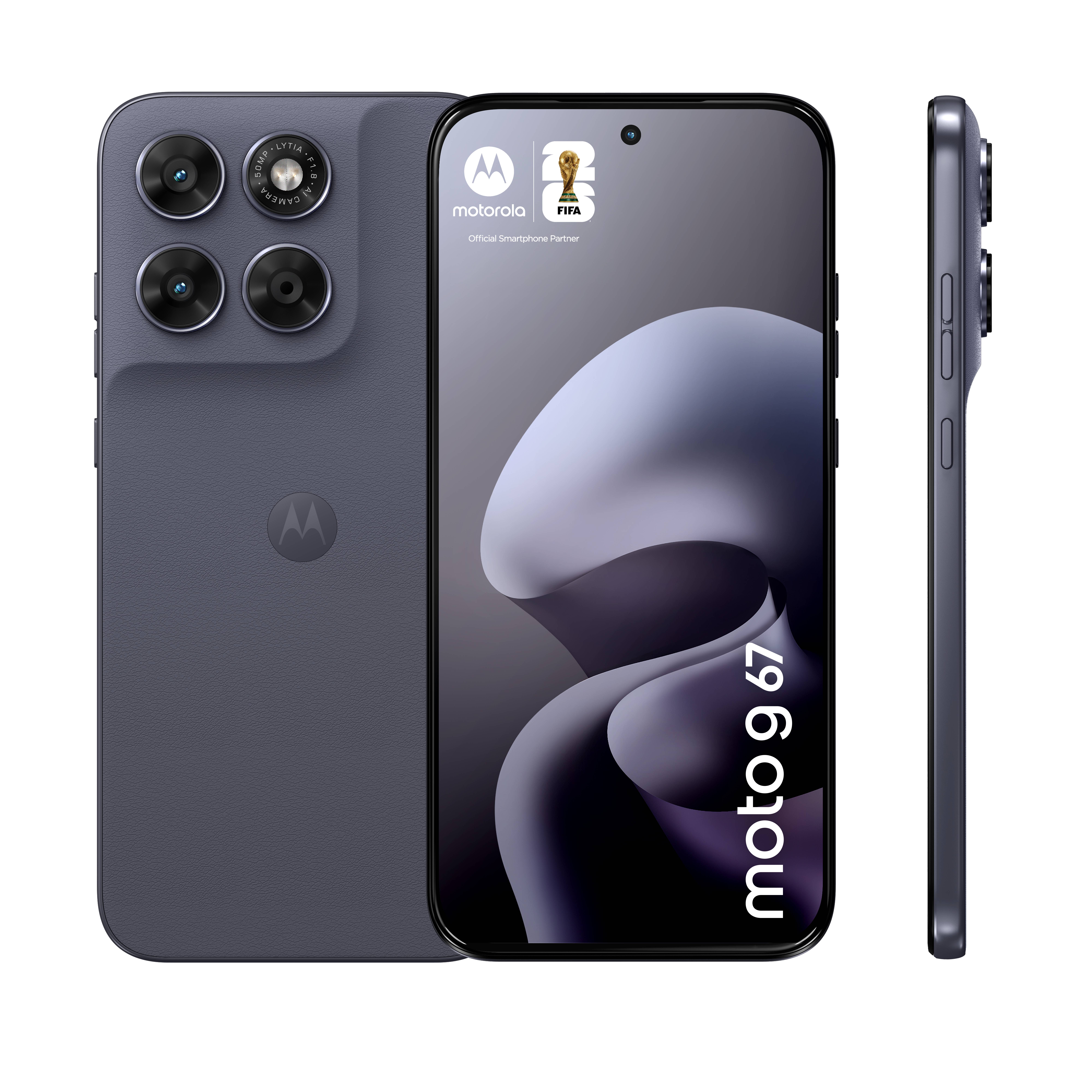 Motorola Moto G67 Smartphone von vorne, hinten und seitlich in Dunkelgrau gezeigt, mit dreifacher Rückkamera und einem „moto g67