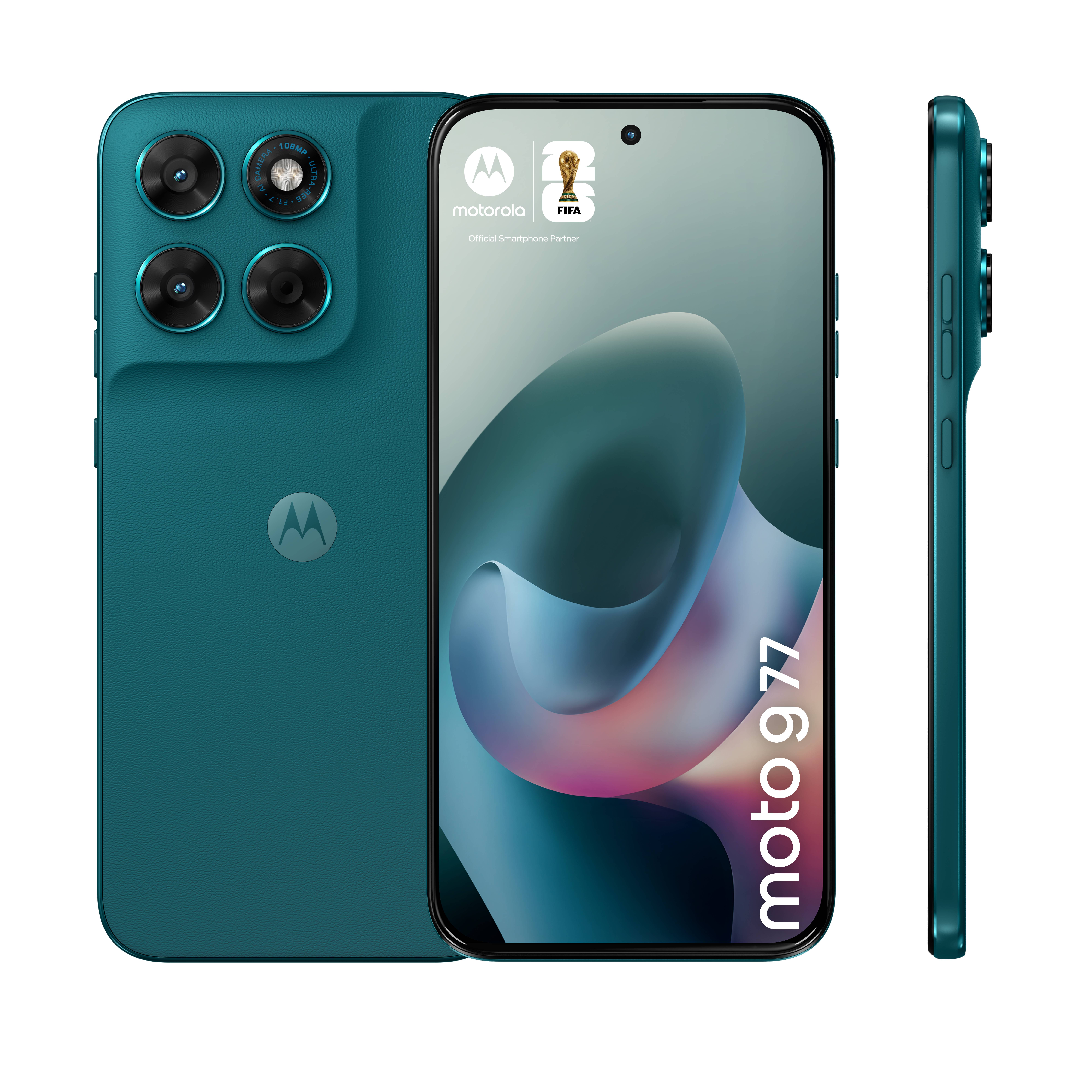 Tealfarbenes Motorola Moto G77 Smartphone gezeigt von vorne, hinten und von der Seite, mit vier rückwärtigen Kameras und Bildschirm, auf dem „moto g77