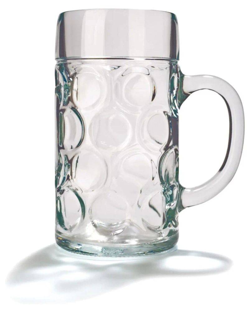 Ein transparentes Glasbierkrug mit strukturiertem Kreismuster, Griff auf der rechten Seite, wirft einen Schatten auf die weiße Oberfläche.