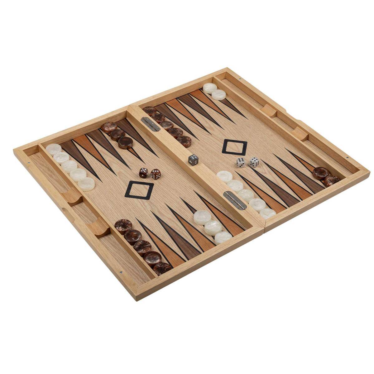 „Backgammon-Brett mit angeordneten Spielsteinen, Würfel zeigen Ergebnisse. Brett aus Holz mit braunen und weißen Spielsteinen. Spiel im Gange.