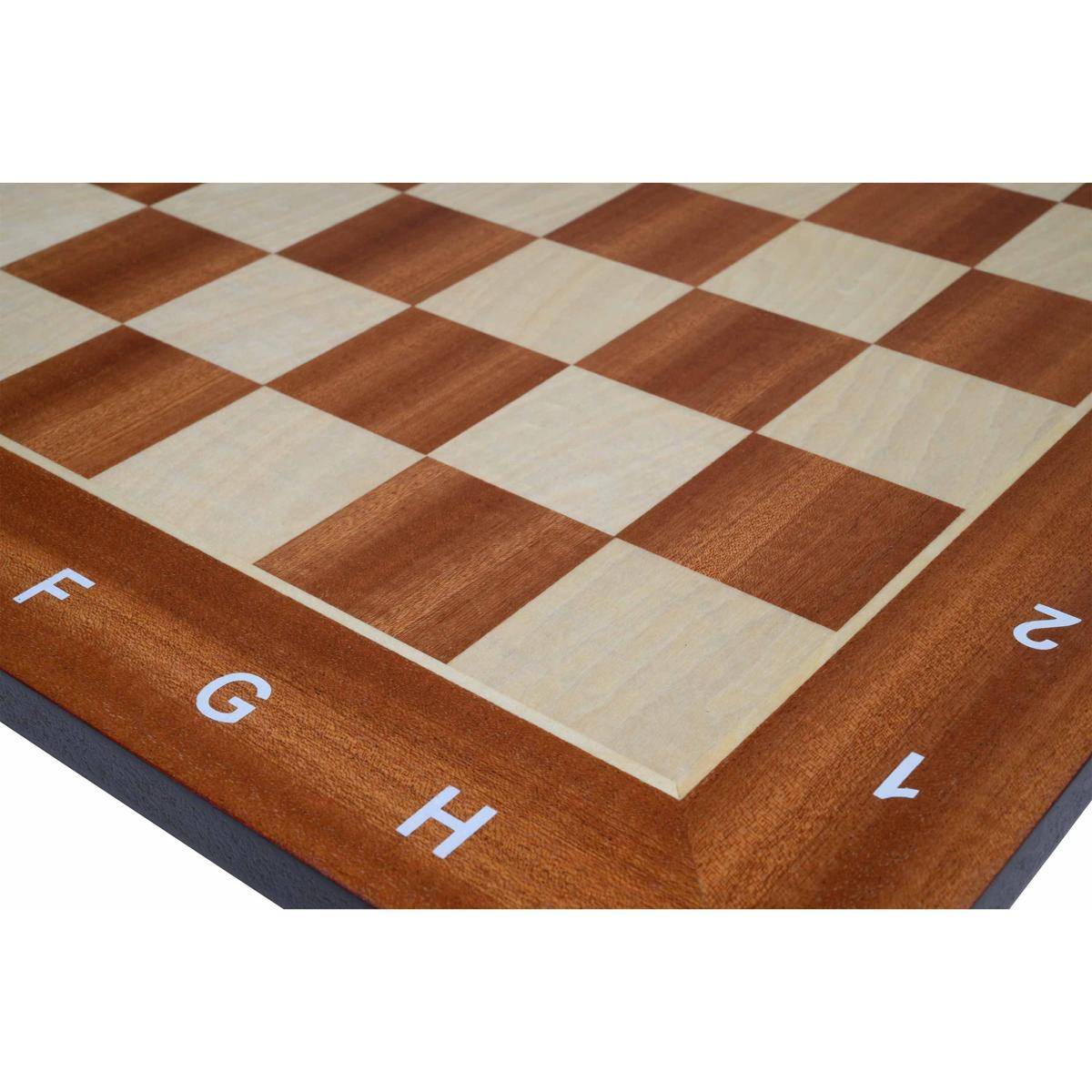 Ein hölzernes Schachbrett, beschriftet mit weißen Buchstaben und Zahlen an den Kanten, die die Ausgangsposition der Schachfiguren zeigt.