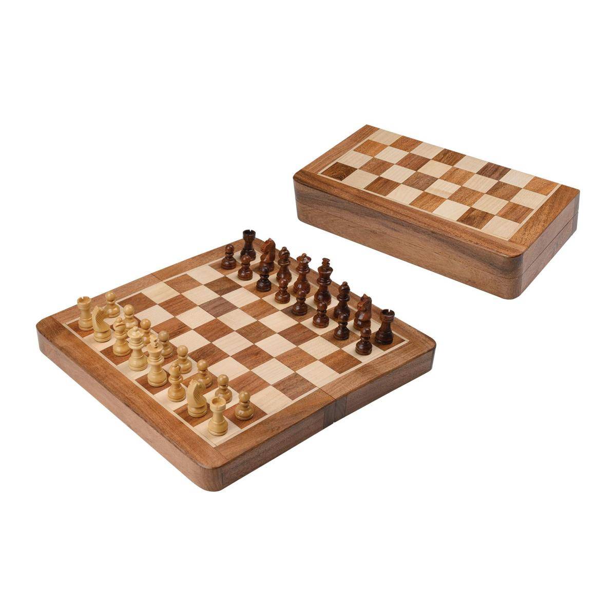Ein Schach-Holzset mit Figuren, die für ein Spiel aufgestellt sind. Eine separate Holzbox ist neben dem Brett für die Lagerung platziert.
