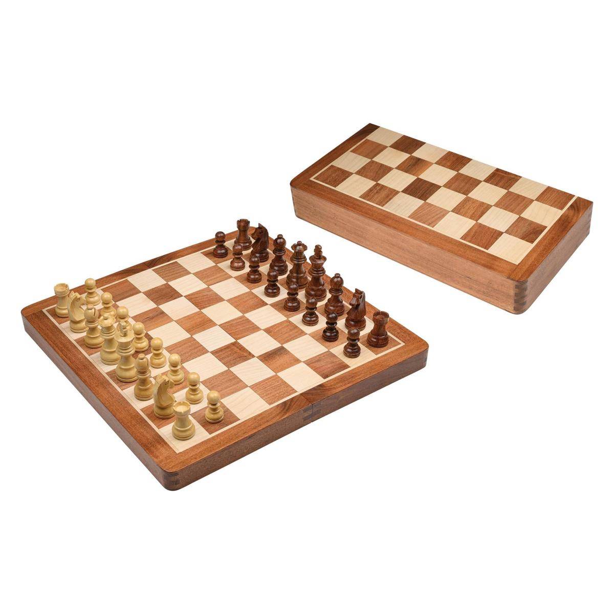 Holzes Schachspiel mit hellen und dunklen Figuren auf dem Brett angeordnet. Ein passendes Deckel liegt in der Nähe und zeigt das geschlossene Lagerungsdesign.