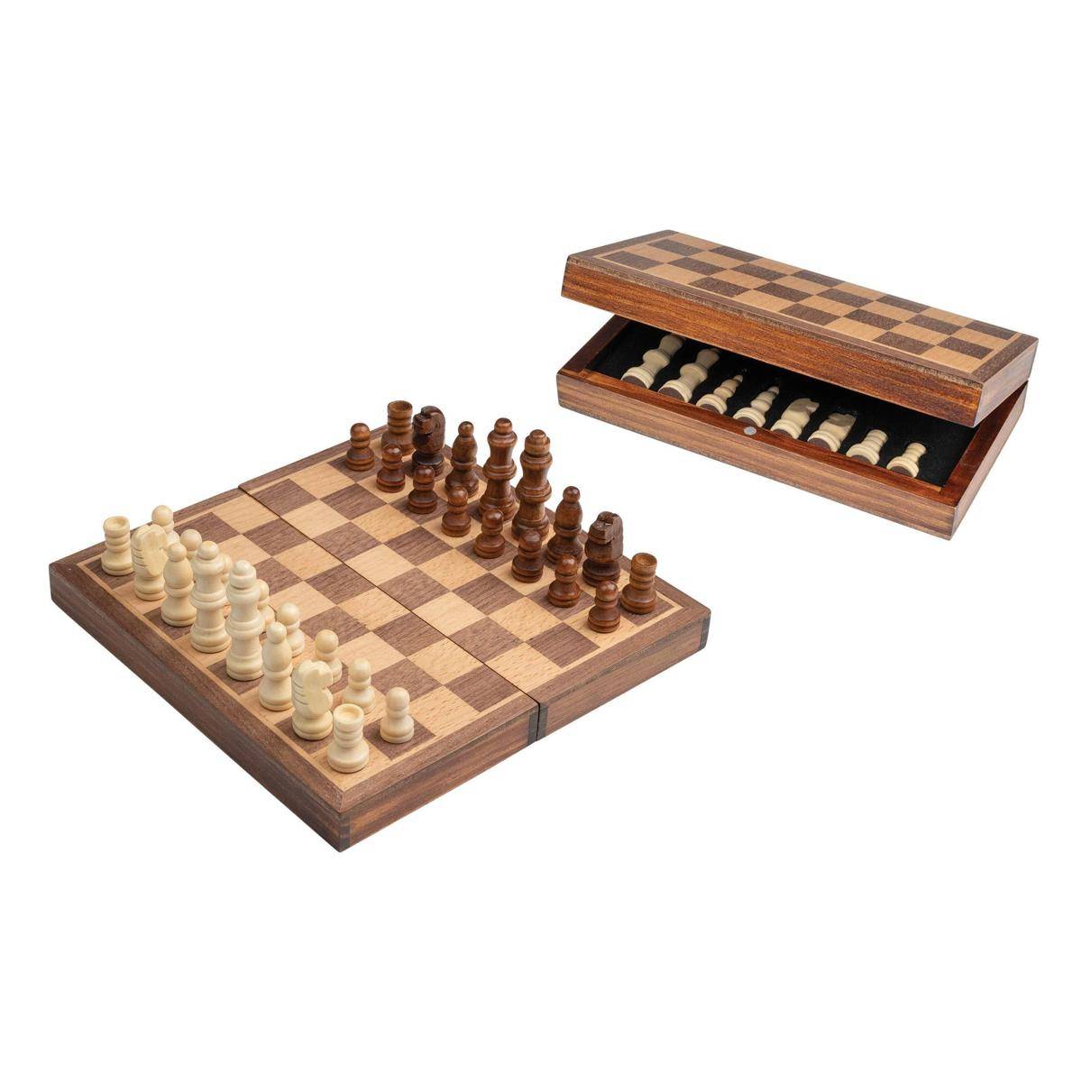 Ein hölzernes Schachset mit Figuren, die zum Spielen aufgestellt sind. Das Brett lässt sich zum Lagern der Figuren zusammenklappen und wird offen gezeigt, mit weißen und braunen Figuren.