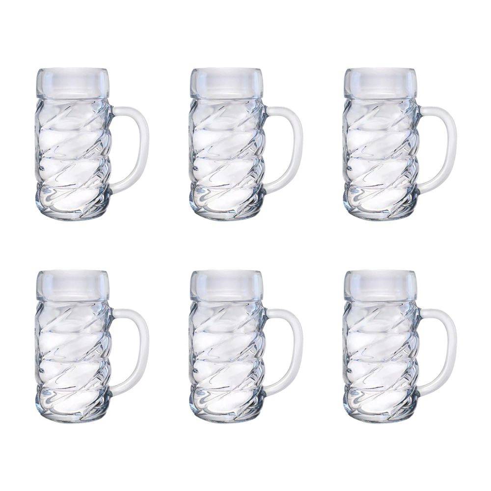 Sechs durchsichtige Glastassen in zwei Reihen zu je drei angeordnet, jede mit einem verdrehten Design und einem Griff auf der rechten Seite, vor weißem Hintergrund.