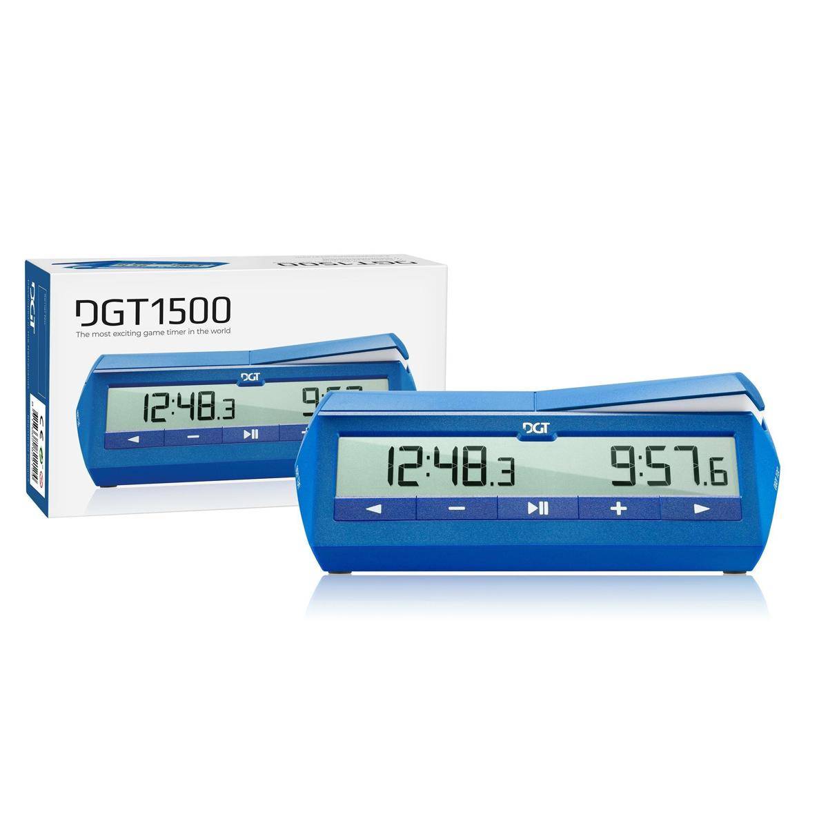 Schachuhr DGT1500 in Blau, die Zeiten '12:48.3' und '9:57.6' anzeigt, mit einer passenden Schachtel im Hintergrund.