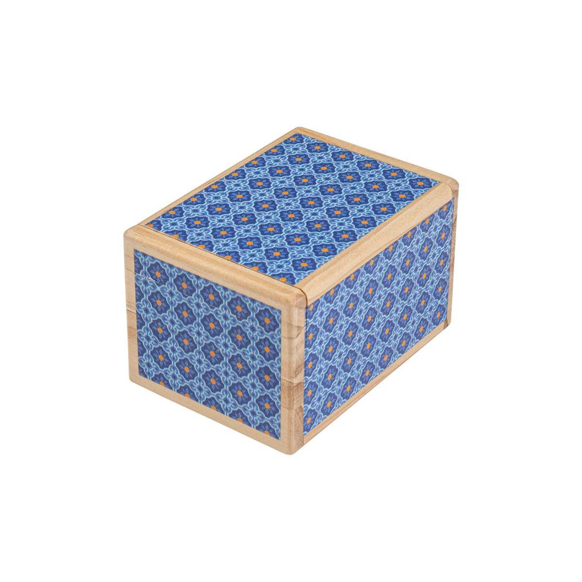 Eine Holzkiste mit einem blauen floralen geometrischen Muster, das ihre Seiten und Oberseite bedeckt.