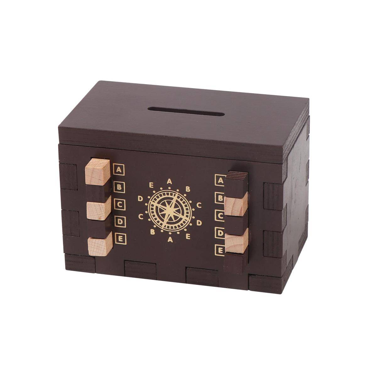 Braune Holzpuzzlebox mit fünf beschrifteten Schiebereglern an der Vorderseite und einem Münzschlitz oben, mit einem Kreissymbol mit Buchstaben.