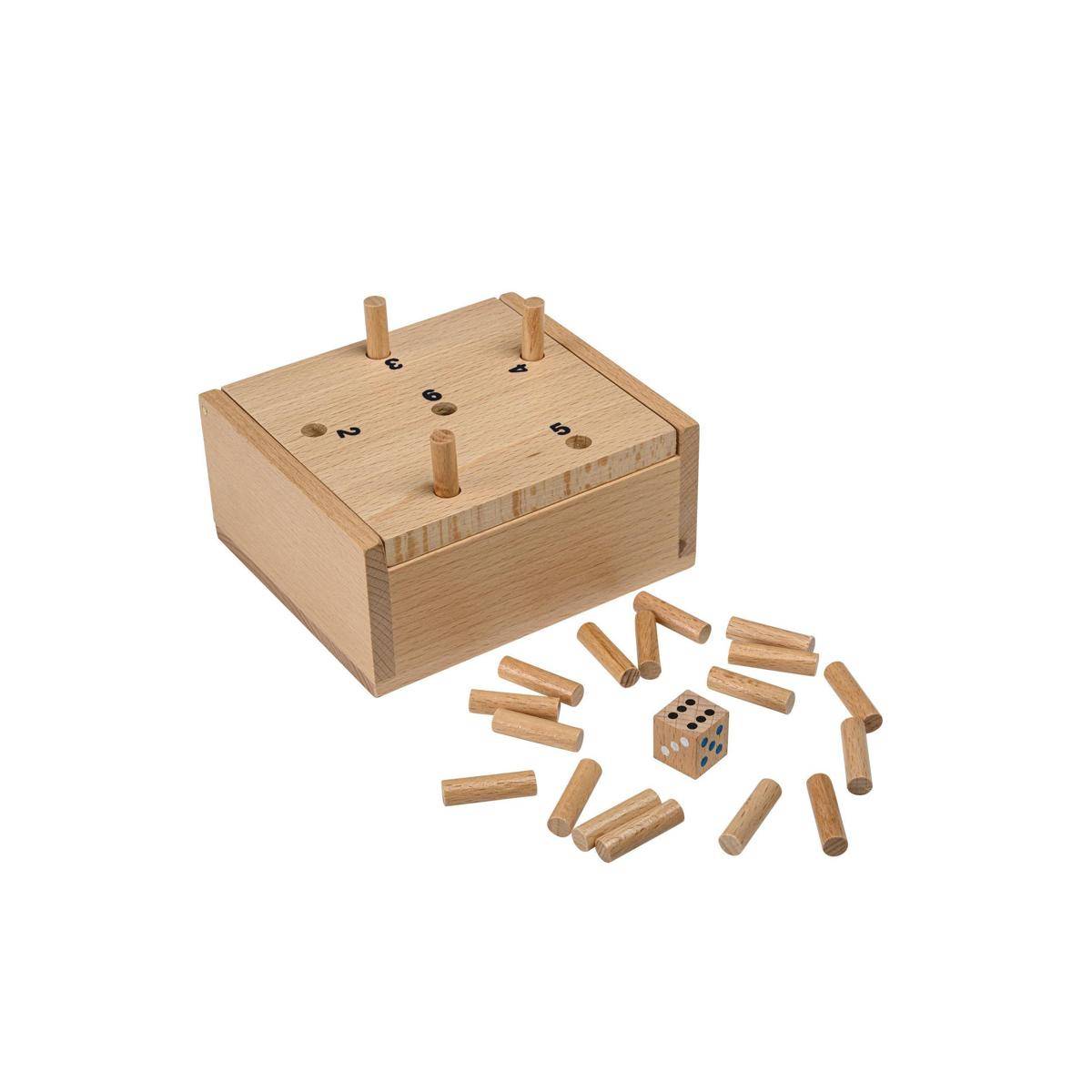 Holzernes Mathe-Spielset mit nummerierten Stöpseln, einem Würfel und verstreuten Holzstäbchen, das für pädagogisches Zählen und Mathematikfähigkeiten verwendet wird.