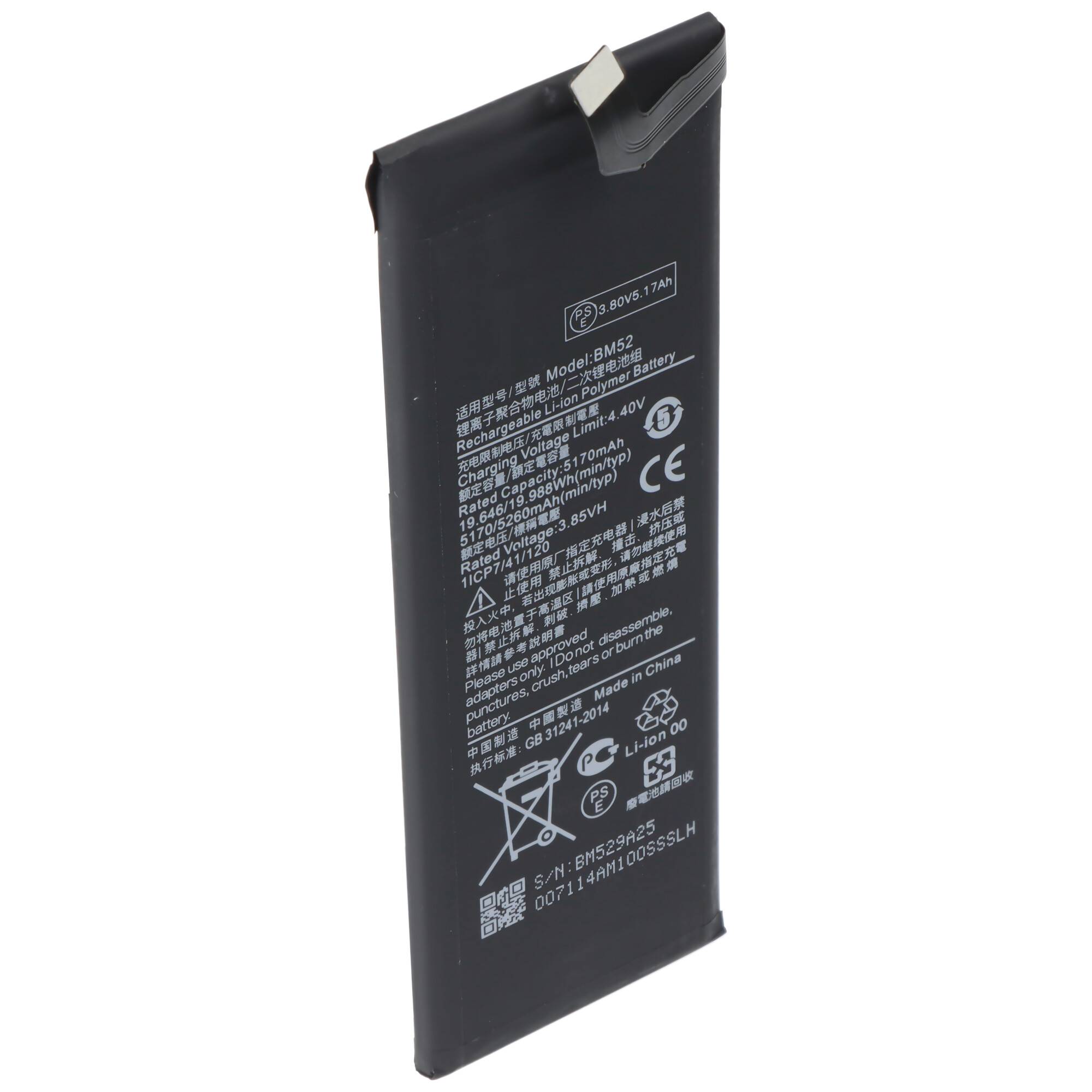 Ein rechteckiger Lithium-Ionen-Akku mit gedruckten Spezifikationen und Sicherheitssymbolen, einschließlich Kapazität, Spannung und Zertifizierungszeichen.