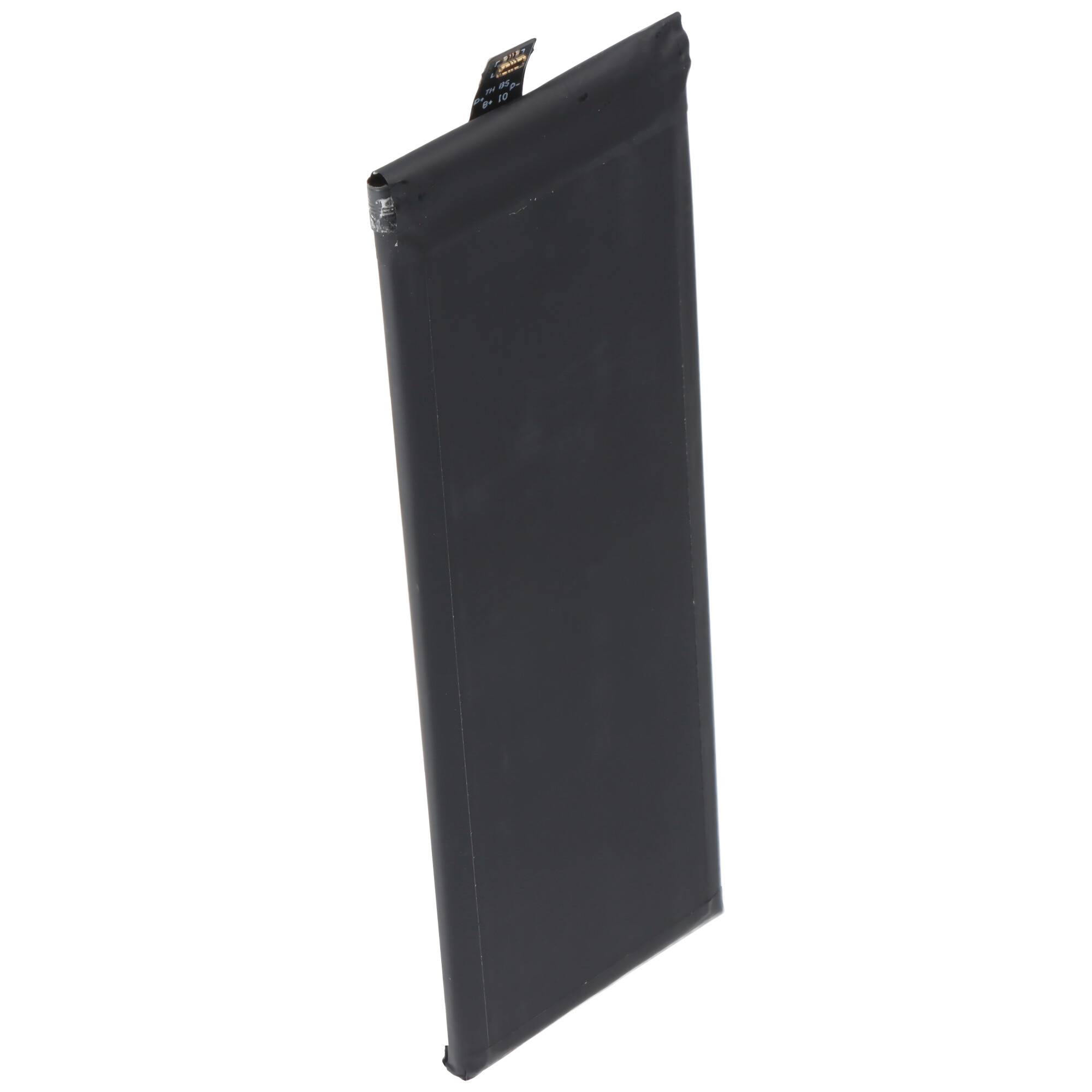 Ein schwarzes rechteckiges Batteriepaket mit einer kleinen Anschlusslasche oben, das vertikal vor einem einfachen weißen Hintergrund steht.