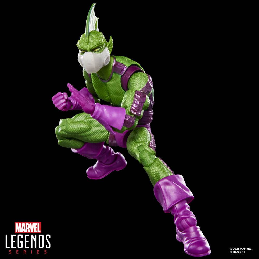 Eine Actionfigur eines in grünem und violettem Kostüm gekleideten Charakters in dynamischer Pose aus der Marvel Legends Serie.