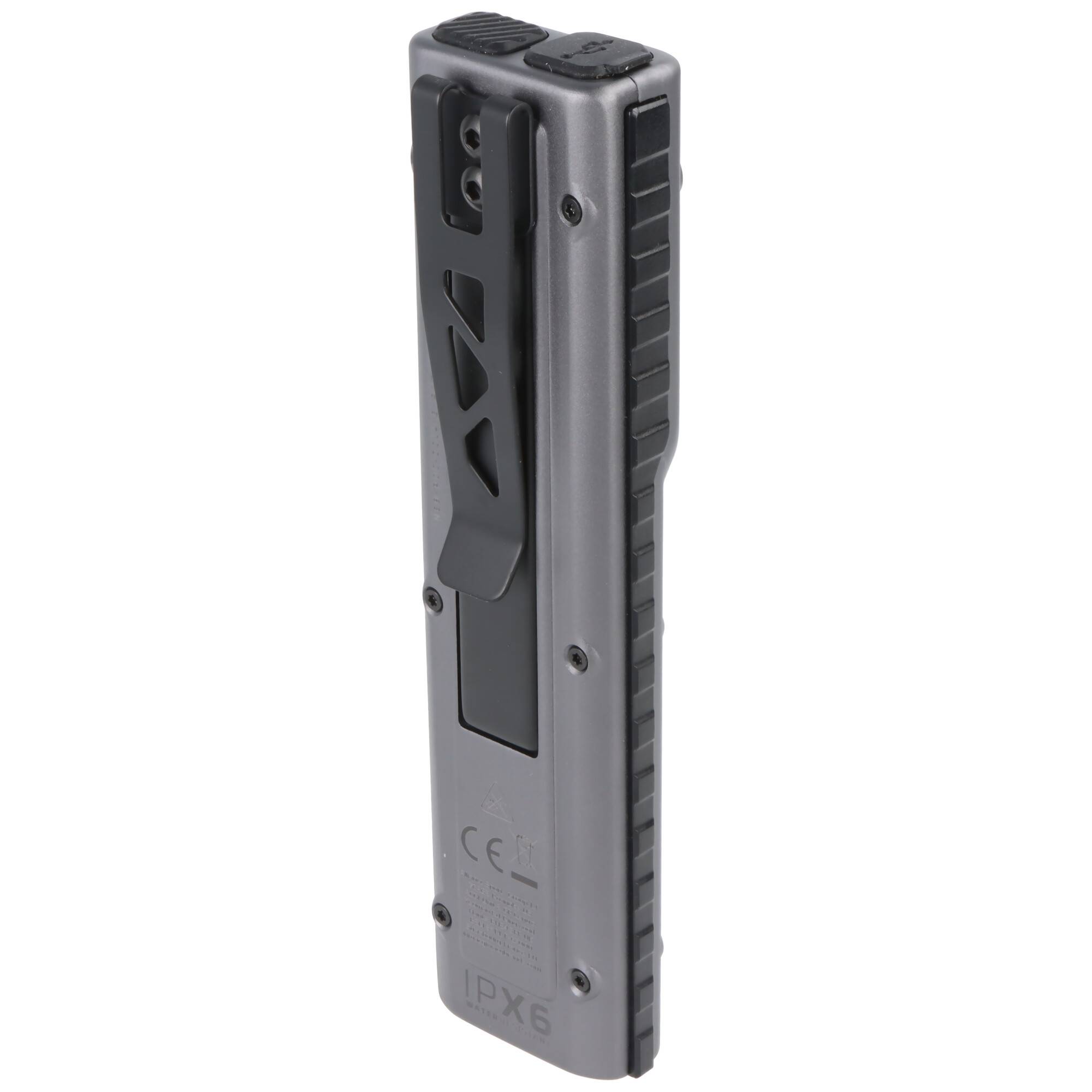 Eine metallische rechteckige Taschenlampe mit einer IPX6-Bewertung, die Wasserbeständigkeit anzeigt. Seitenansicht mit Clip und strukturiertem Griff.
