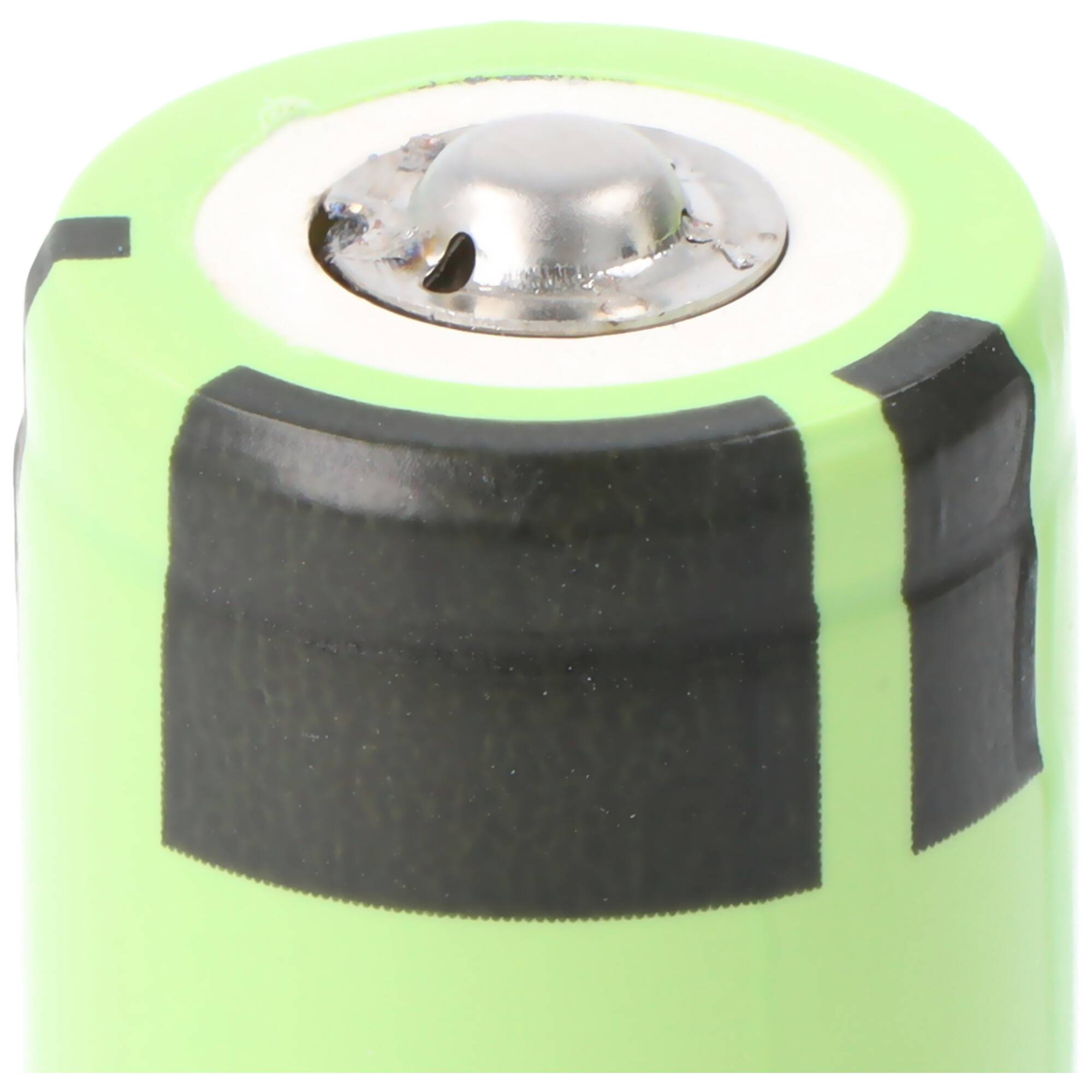Nahaufnahme des oberen Endes einer grünen zylindrischen Batterie mit metallischer Kappe und schwarzen Markierungen.