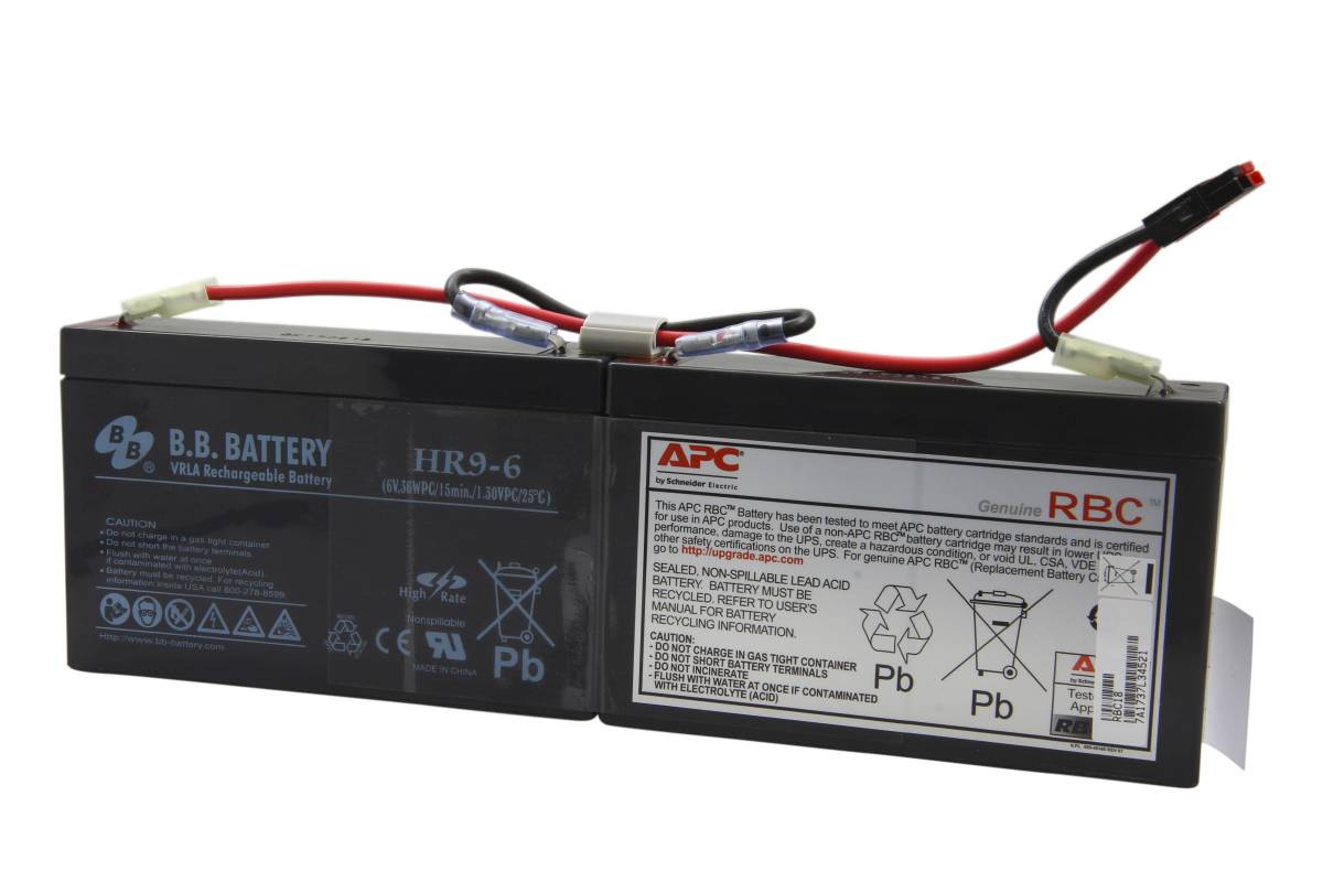 APC Wiederaufladbare Batterie mit Spezifikationen und Sicherheitssymbolen. Enthält Recycling- und Pb-Bleisymbole auf dem Etikett.