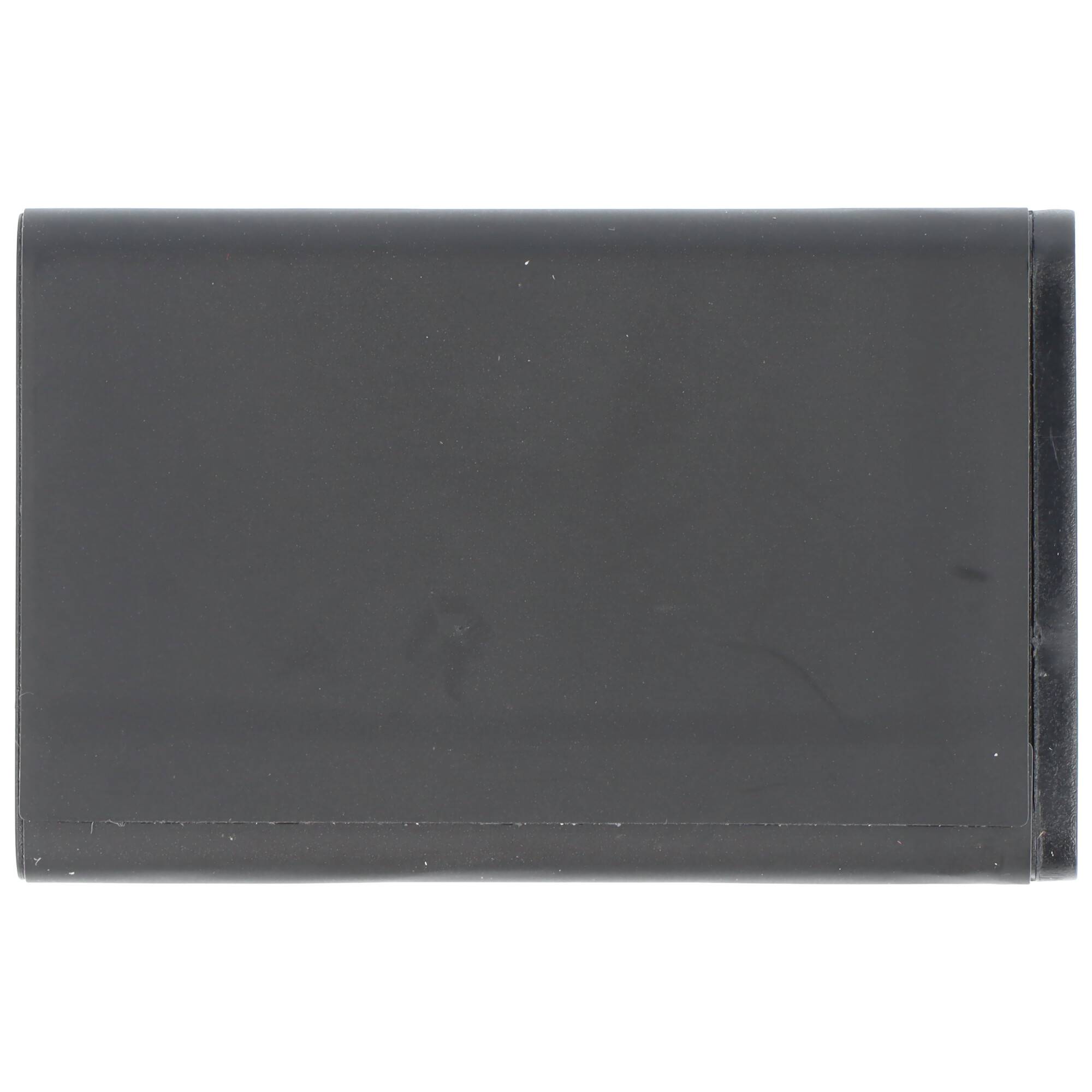 Ein rechteckiges, schwarzes Batteriepaket, das häufig für Kameras oder kleine Elektronik verwendet wird, aus einem frontalen Blickwinkel betrachtet.