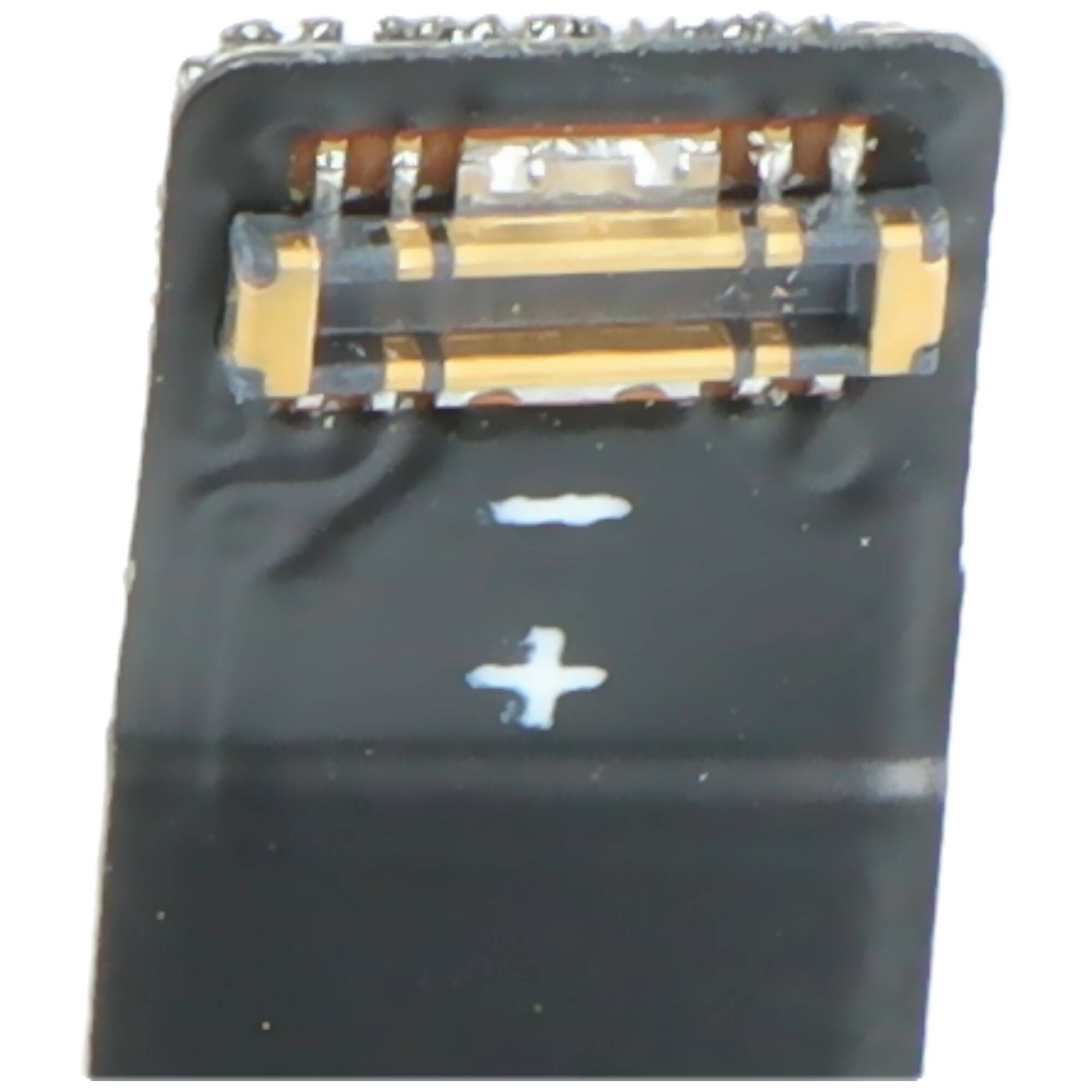 Nahaufnahme einer elektronischen Komponente, möglicherweise ein Stecker, mit sichtbaren Metallkontakten und einem schwarzen Gehäuse.