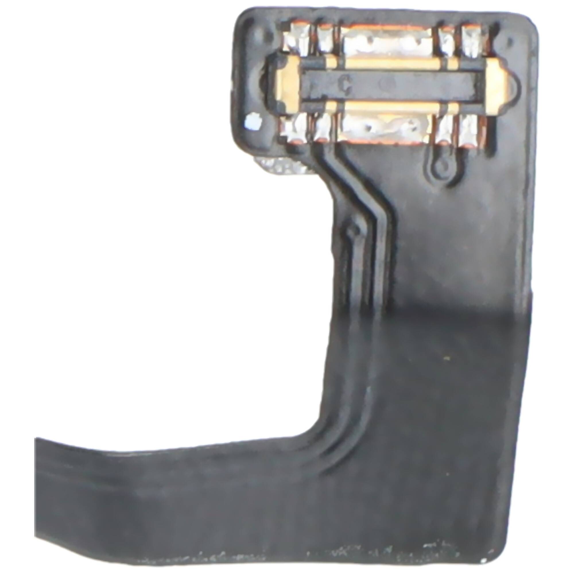 Eine Nahaufnahme eines kleinen elektronischen Steckers mit metallischen Kontakten und einem flexiblen Flachbandkabel, das häufig in elektronischen Geräten zum Verbinden von Komponenten verwendet wird.