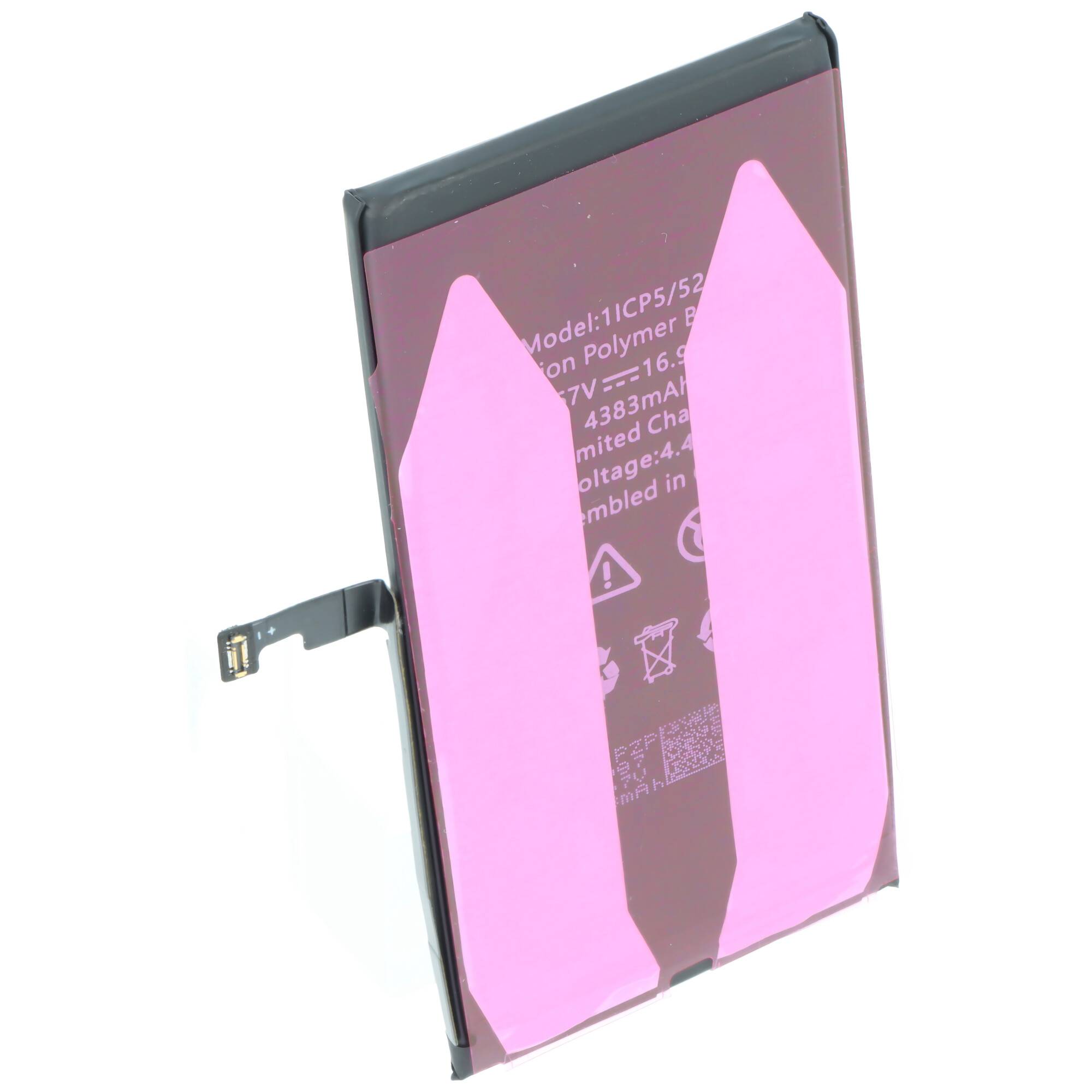 Telefonbatterie mit rosa Abzuglaschen, gekennzeichnet mit Spezifikationen und Sicherheitssymbolen, die darauf hindeist, dass sie zur Installation oder zum Austausch bereit ist.